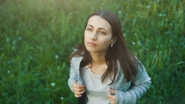 İleri gökyüzüne arayan kadın