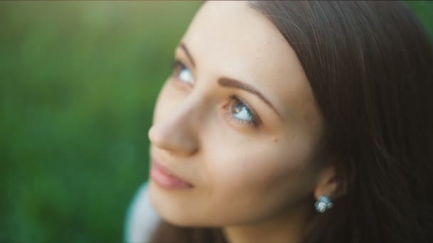 Mujer joven mirando hacia el cielo — Vídeos de Stock