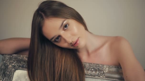 Retrato de uma jovem mulher sexy com cabelo comprido — Vídeo de Stock