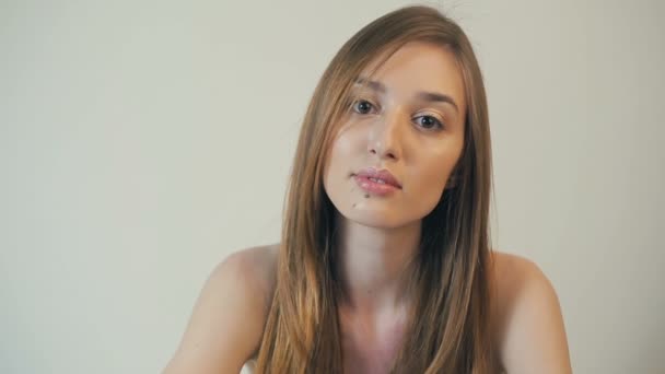 Portret van een naakte mooie vrouw — Stockvideo