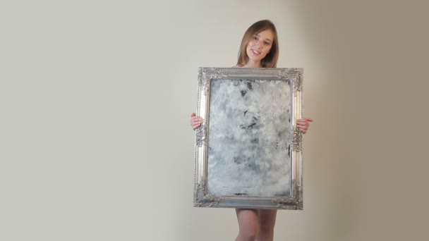 Γυμνό γυναίκα στέκεται πίσω από vintage καθρέφτη — Αρχείο Βίντεο