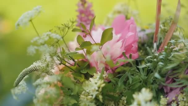 Квіти на весільній церемонії — стокове відео