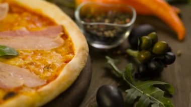 Pastırma, vefa ve malzemelerin arka plan üzerine pizza