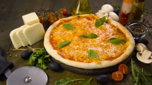 Pizza med mozzarella, ost och basilika blad — Stockvideo