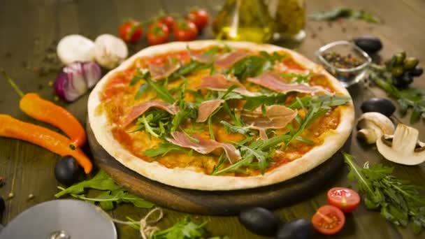 Pizza con tocino e ingredientes sobre fondo — Vídeo de stock