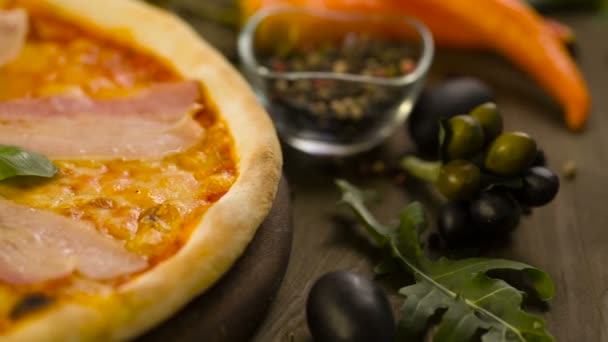 Pizza con tocino, eag e ingredientes sobre fondo — Vídeos de Stock