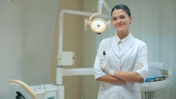 Mujer dentista en el consultorio — Vídeo de stock