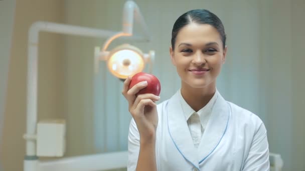 Žena zubař s jablky