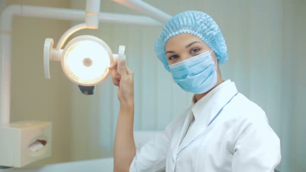Dentysta gospodarstwa lampy dentystyczne — Wideo stockowe