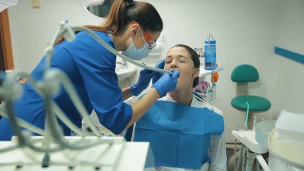 Mulher sente dor na odontologia . — Vídeo de Stock