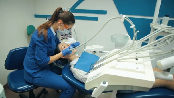 Giovane donna tratta i denti dal dentista — Video Stock