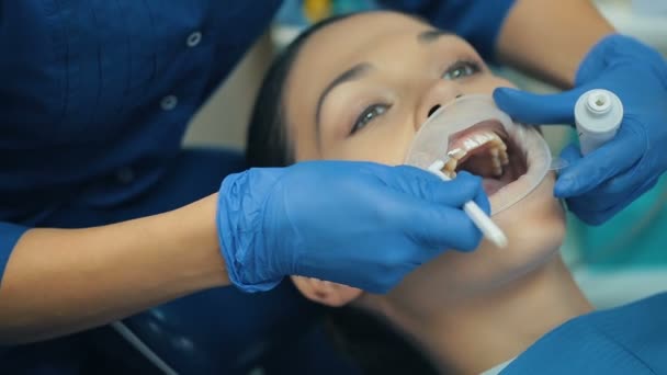 Femme avec barrage en caoutchouc dans la bouche chez un dentiste — Video