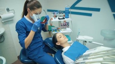 Dentis diş dolguları mavi ışık ile koyar