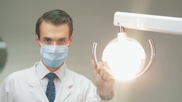 Lámpara dental de retención de dentista — Vídeo de stock
