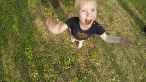 Flickan hoppar på naturen — Stockvideo