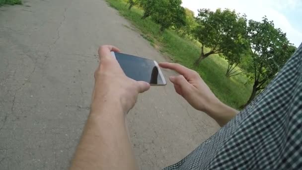 Homme utilisant l'application de navigation sur le téléphone mobile — Video