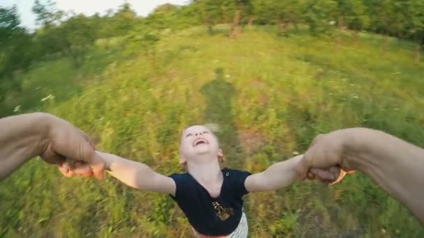 Vader die zijn kind draaien — Stockvideo