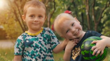 Doğa üzerinde şirin bir çocuk portresi