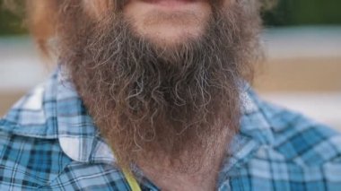 Uzun sakallı ve bıyıklı adam