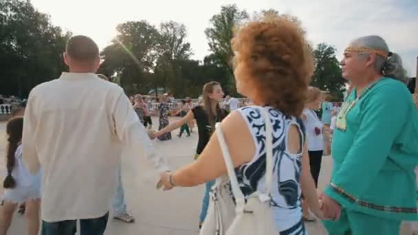 Menschen, die im Kreis gehen und Händchen halten — Stockvideo