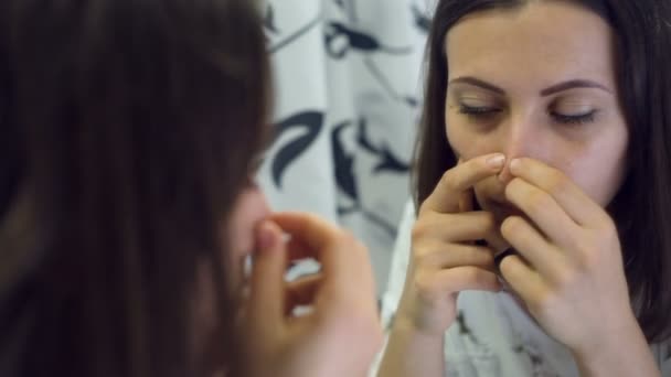 Mulher apertando espinhas — Vídeo de Stock