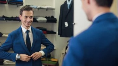 Başarılı adam butiğinde ceket