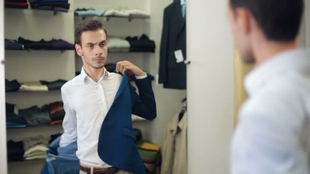 Hombre usando traje en tienda de ropa — Vídeo de stock