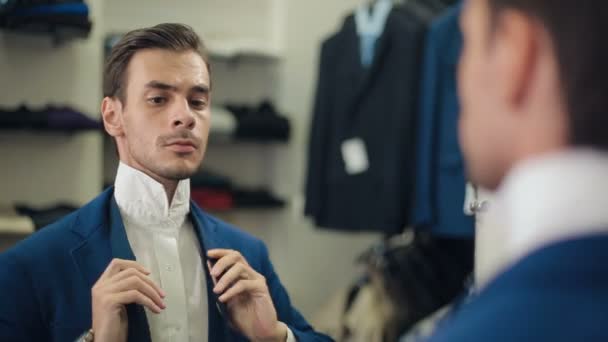 Hombre atando una corbata en la boutique — Vídeos de Stock