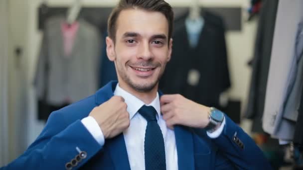 Hombre sonriente vistiendo traje en la tienda de sastres de ropa — Vídeo de stock