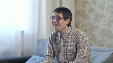 Evde televizyon izleyen inek.