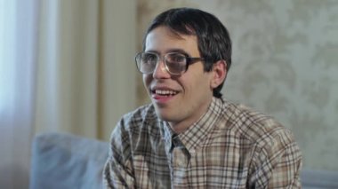 Televizyon seyreden komik inek.