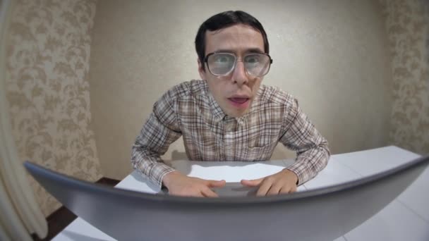 Funny nerd trabajando en el portátil — Vídeos de Stock