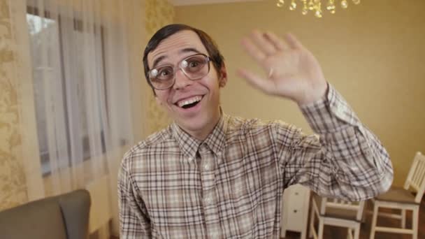 Αστεία φιλικό nerd κουνώντας το χέρι του — Αρχείο Βίντεο