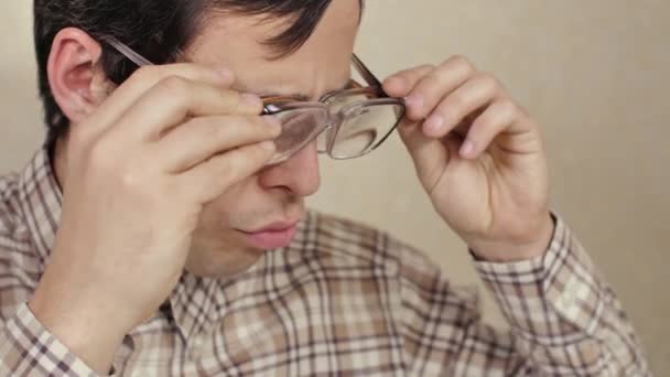 Nerd draagt twee brillen. — Stockvideo