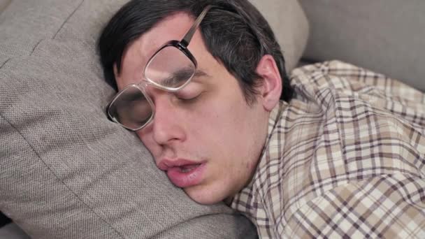 Смішний сплячий чоловік на дивані — стокове відео