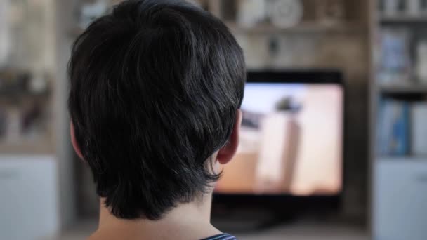 Άντρας που βλέπει τηλεόραση στο σπίτι — Αρχείο Βίντεο