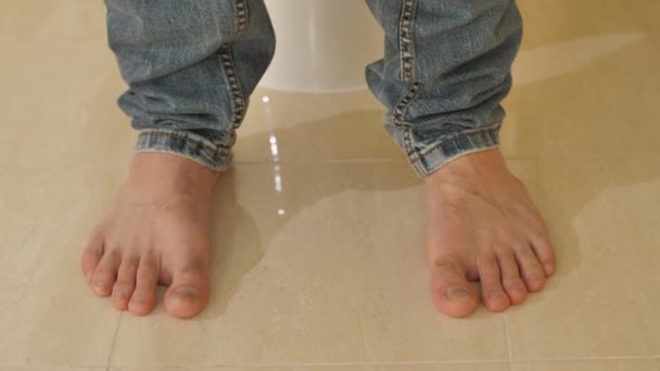 L'homme baisse son pantalon et s'assoit sur les toilettes — Video