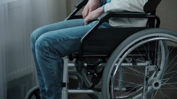 Hombre en silla de ruedas en la habitación — Vídeo de stock