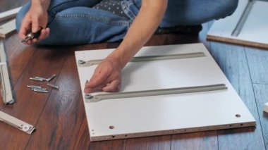 Adam vidaları tornavidayla sıkıyor.