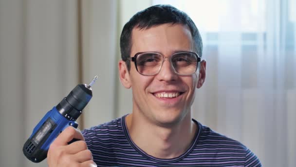 Nerdy man with screwdriver at home — Stock Video