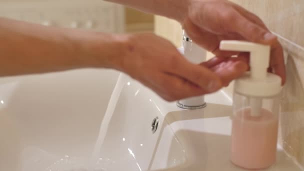 Muž myje ruce mýdlem — Stock video
