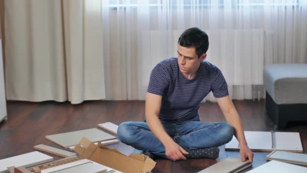 Man med delar av möbler på rummet — Stockvideo