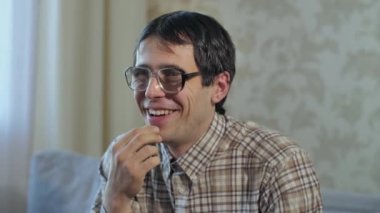 Televizyon izleyen tuhaf bir inek.