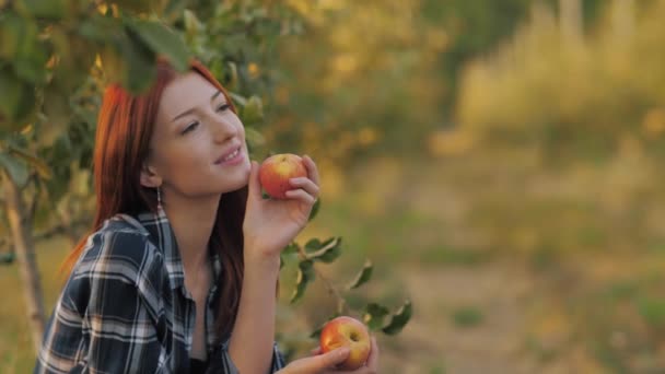 Kvinna på naturen med äpple i handen — Stockvideo