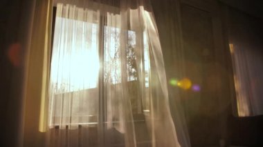 Rüzgâr perdeleri uçurur