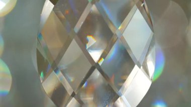 Güneşte kristal avize