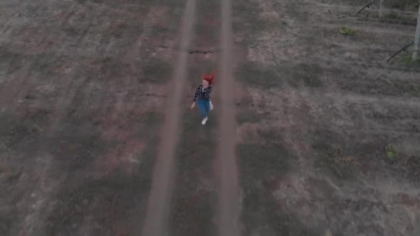 Kobieta z rudymi włosami biegnie o zachodzie słońca — Wideo stockowe
