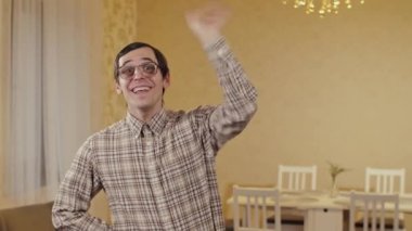 Dost canlısı inek elini sallıyor.