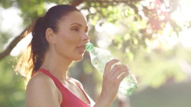 Doğada su içen kadın