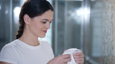 Kadın temiz beyaz gömlek kokuyor.